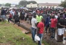 Fait insolite au Malawi : des manifestants verrouillent les bureaux de la Commission électorale pour exiger la démission de sa présidente