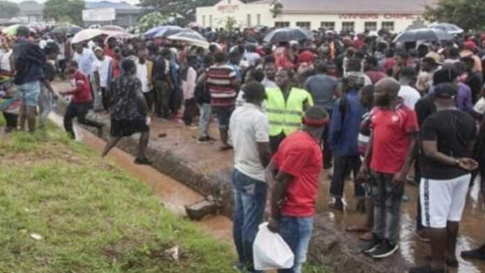 Fait insolite au Malawi : des manifestants verrouillent les bureaux de la Commission électorale pour exiger la démission de sa présidente