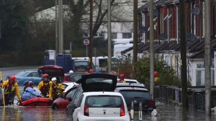 Tempête Dennis : danger de mort au Royaume-Uni, inquiétudes en France