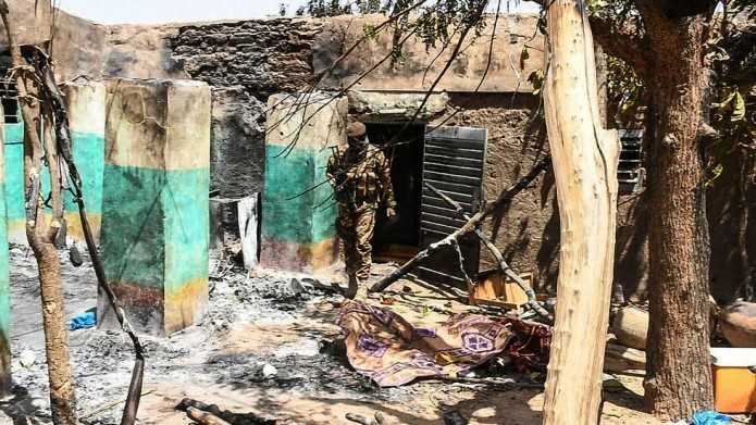 Attaque meurtrière au Mali : 21 civils assassinés par une trentaine d'hommes armés