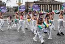 Journée de la femme : apparition des Femen sur fond de « virus patriarcal » Journée de la femme : apparition des Femen sur fond de « virus patriarcal »