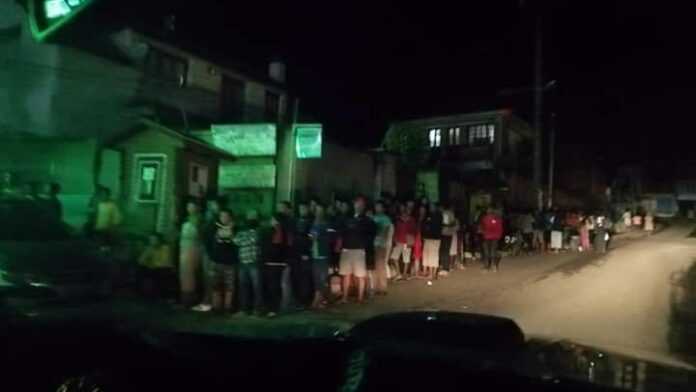 File d'attente devant une pharmacie à Madagascar