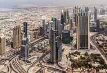 Vue aérienne de Dubaï : les gratte-ciels au premier plan, la mer en arrière-plan