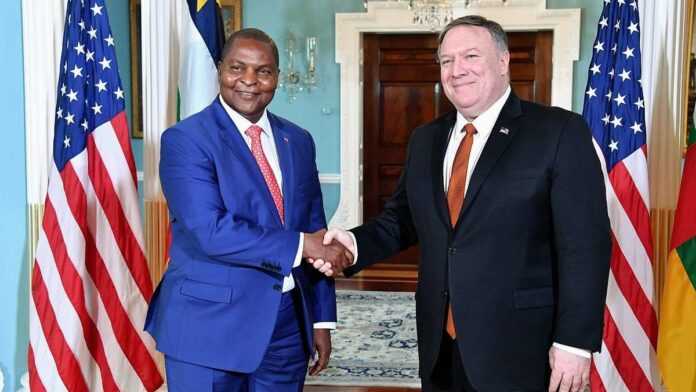 Le président de Centrafrique Faustin-Archange Touadéra avec le secrétaire d'État américain Mike Pompeo