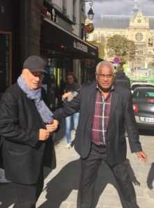 Hervé Bourges et Walles Kotra, de France télévisions, au sortir d'un restaurant parisien : au fond, la façade de Saint-Eustache, où eurent lieu les obsèques d'Hervé Bourges.