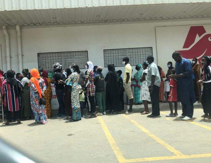 Queue devant uchn Sénégal