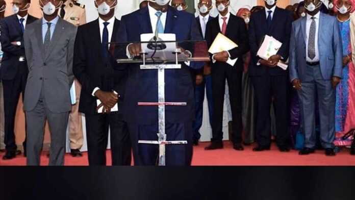 Macky Sall masque Port du masque : Macky Sall et ses collaborateurs en exemple