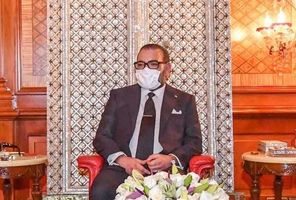 Macron poursuit le confinement en France pendant que Mohammed VI distribue des masques au Maroc