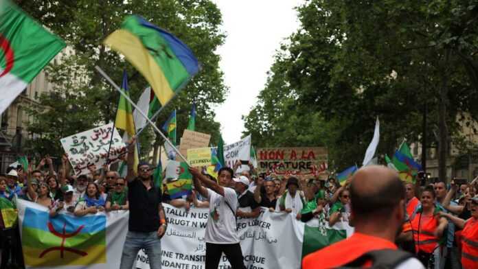 Les algériens marchent à Paris, le 30 juin 2019, lors du 21ème dimanche