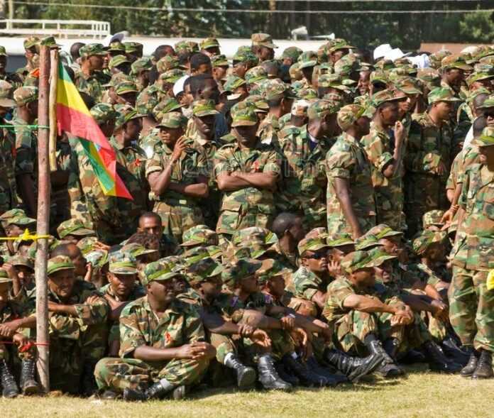soldats-éthiopiens-d-armée-s-asseyant-et-restant-12444973