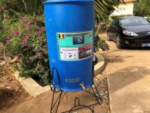 Futs pour le lavage des mains au Collège Saint Gabriel