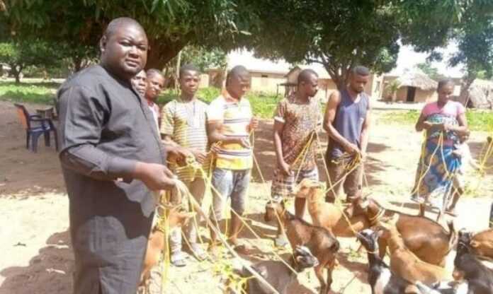 nigeria-un-politicien-fait-don-de-cordes-a-sa-communaute-pour-attacher-leurs-chevres-photos