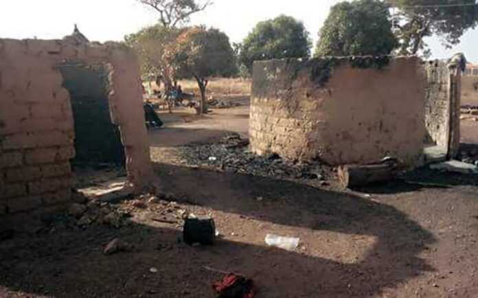 cases-brûlées-en-Haute-Guinée