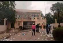 Mali : le Parlement saccagé, un mort et plusieurs blessés (photos) Mali : le Parlement saccagé, un mort et plusieurs blessés (photos)