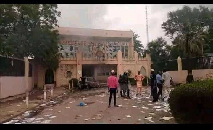 Mali : le Parlement saccagé, un mort et plusieurs blessés (photos)