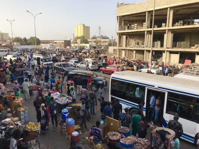 Trafic_routier_à_Keur_Massar_(Sénégal)