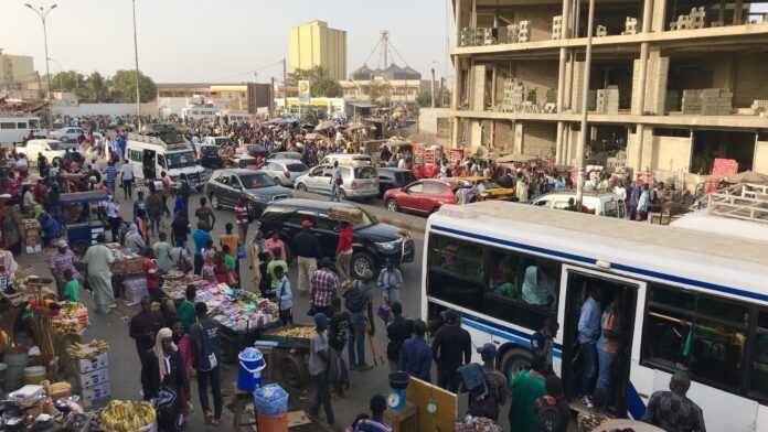 Trafic_routier_à_Keur_Massar_(Sénégal)