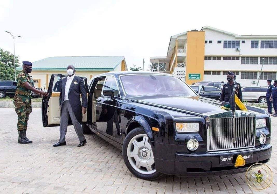 Ghana Otumfuo II dans sa luxueuse RollsRoyce avec un nouveau look