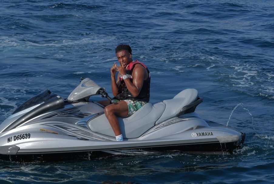 Premier League anglaise : le Nigérian Alex Iwobi dévoile ses vacances en jet privé et sur yacht