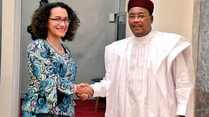 Joëlle Dehasse, responsable des opérations de la Banque Mondiale au Niger, et le Président nigérien, Mahamadou Issoufou