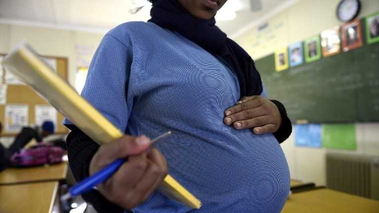 Cameroun : une candidate au BEPC donne naissance à des jumelles en plein centre d'examen