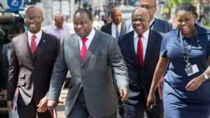 Le ministre sud africain des finances tito mboweni 2e a gauche marche en compagnie de hauts fonctionnaires le 24 octobre 2018 au cap 6121242