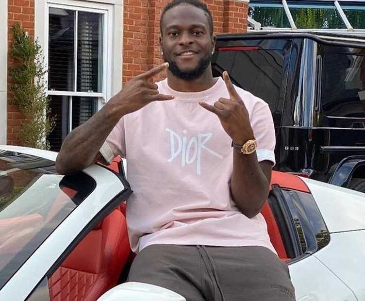 Victor Moses exhibe sa belle Ferrari 458 depuis Londres