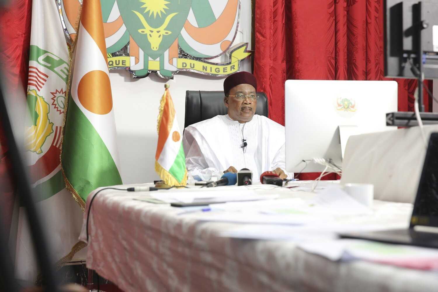 Mali : la junte désigne un Président militaire, la CEDEAO exige un Président de transition civil