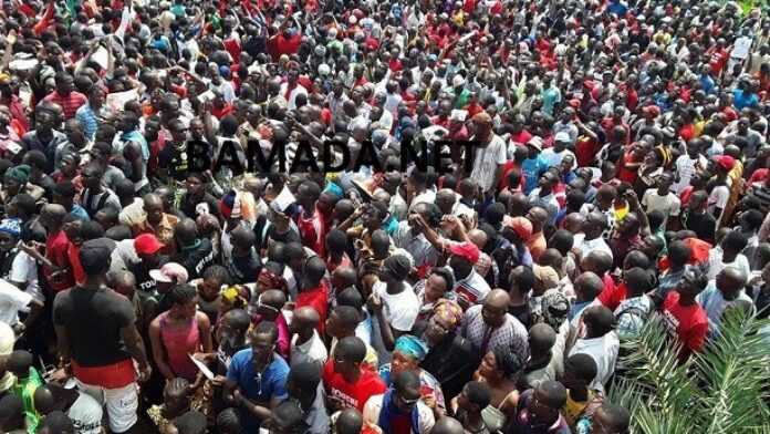 revolution-peuple-malien-an-te-bana-referendum-revision-constitutionnelle-population-citoyen-marche-jeunesse-foule-colere-bamako-mali