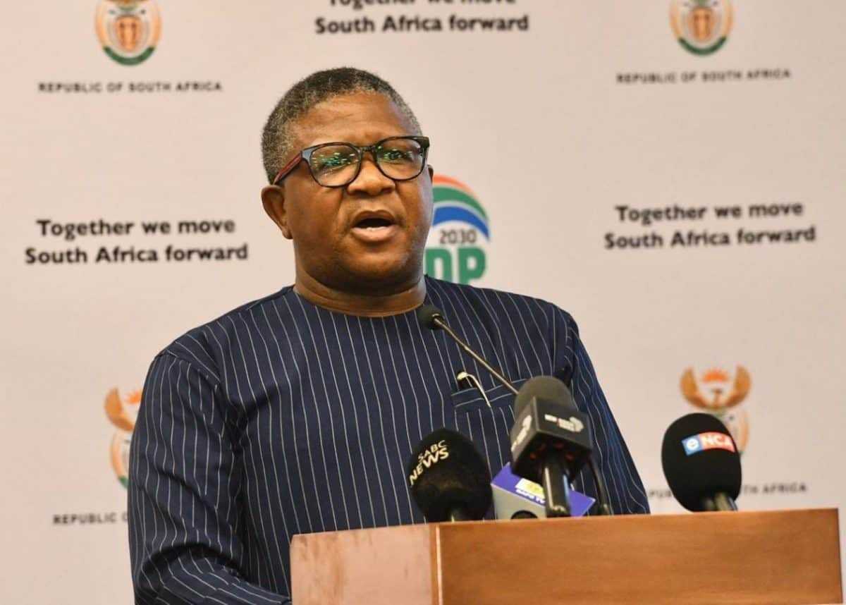 Mbalula refuse de se prononcer sur l'utilisation de l'avion SANDF pour Harare