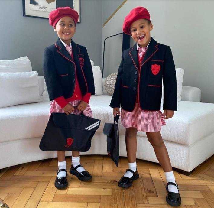 Les jumelles de John Obi Mikel, Mia et Ava, arrivent à l'école