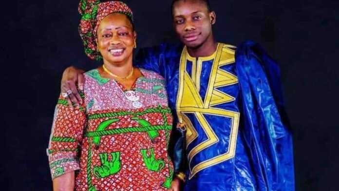Le chanteur mlien Sidiki Diabaté et sa mère