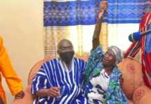 Bawumia offre une maison à une pauvre femme de 82 ans Bawumia offre une maison à une pauvre femme de 82 ans