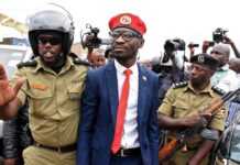Ouganda : Bobi Wine accuse la police d’avoir retiré ses affiches Ouganda : Bobi Wine accuse la police d’avoir retiré ses affiches