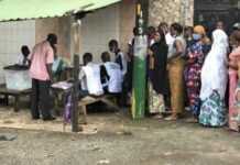 Présidentielle : les Guinéens votent dans la rue ! (photos) Présidentielle : les Guinéens votent dans la rue ! (photos)