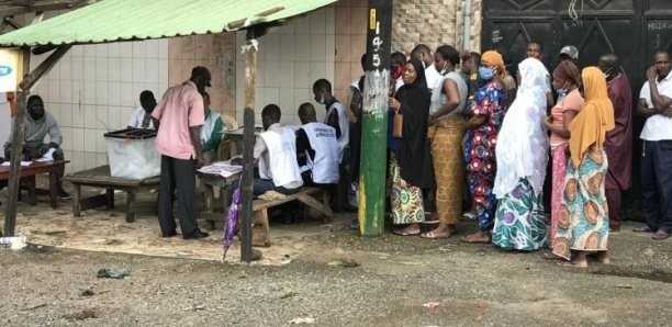 Présidentielle : les Guinéens votent dans la rue ! (photos)