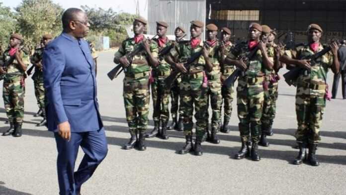 Le Président du Sénégal, Macky Sall, face aux troupes