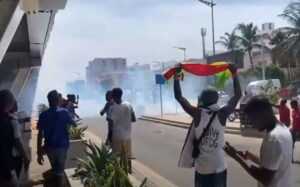 Elections des guineens contestent les resultats et manifestent devant leur ambassade a dakar