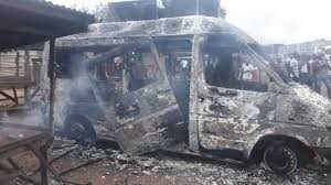 Voiture calcinée en Côte d'Ivoire