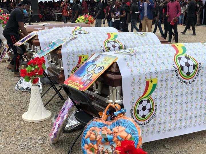 Ghana : inhumation dans la douleur des jeunes footballeurs décédés