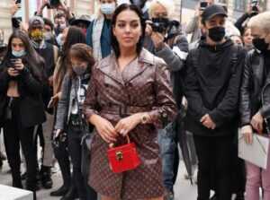 PHOTOS Fashion Week Quand Georgina Rodriguez la cherie de Cristiano Ronaldo fait le buzz a Paris