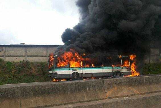 Côte d'Ivoire : deux bus de la SOTRA brûlés à Abidjan et de violentes manifestations de colère à Bonoua