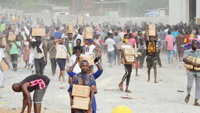 looters-at-idu-warehouse