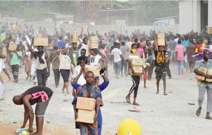 looters-at-idu-warehouse