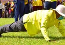 Ouganda : Museveni montre son « endurance » grâce à des push-ups