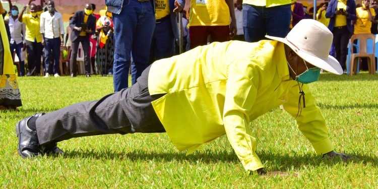 Ouganda : Museveni montre son « endurance » grâce à des push-ups