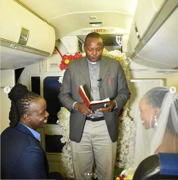 Adig Odigo épouse Jean Ojiro dans un avion