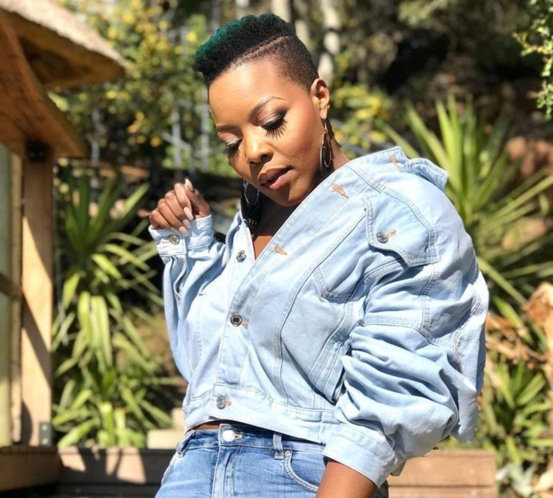 nomcebo zikode artiste f minine aux kzn awards nomcebo zikode artiste f minine aux kzn awards