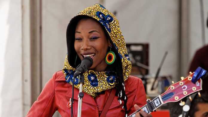 Fatoumata_Diawara_-_Festival_du_Bout_du_Monde_2012_-_001