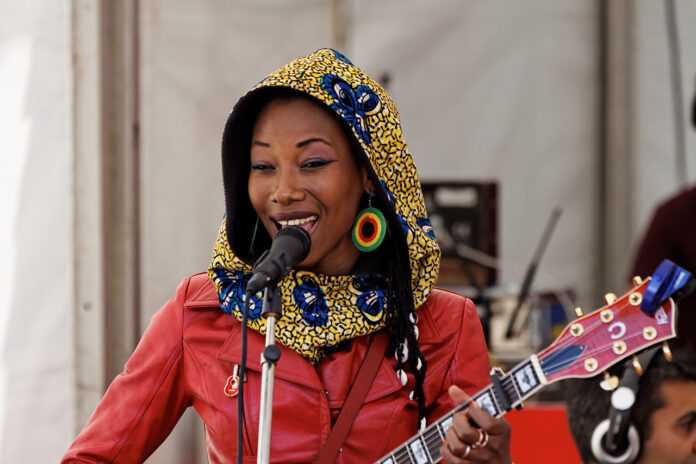 Fatoumata_Diawara_-_Festival_du_Bout_du_Monde_2012_-_001